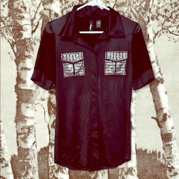 Sleek short sleeved top with studded pockets in excellent condition. - Picture 1 of 5